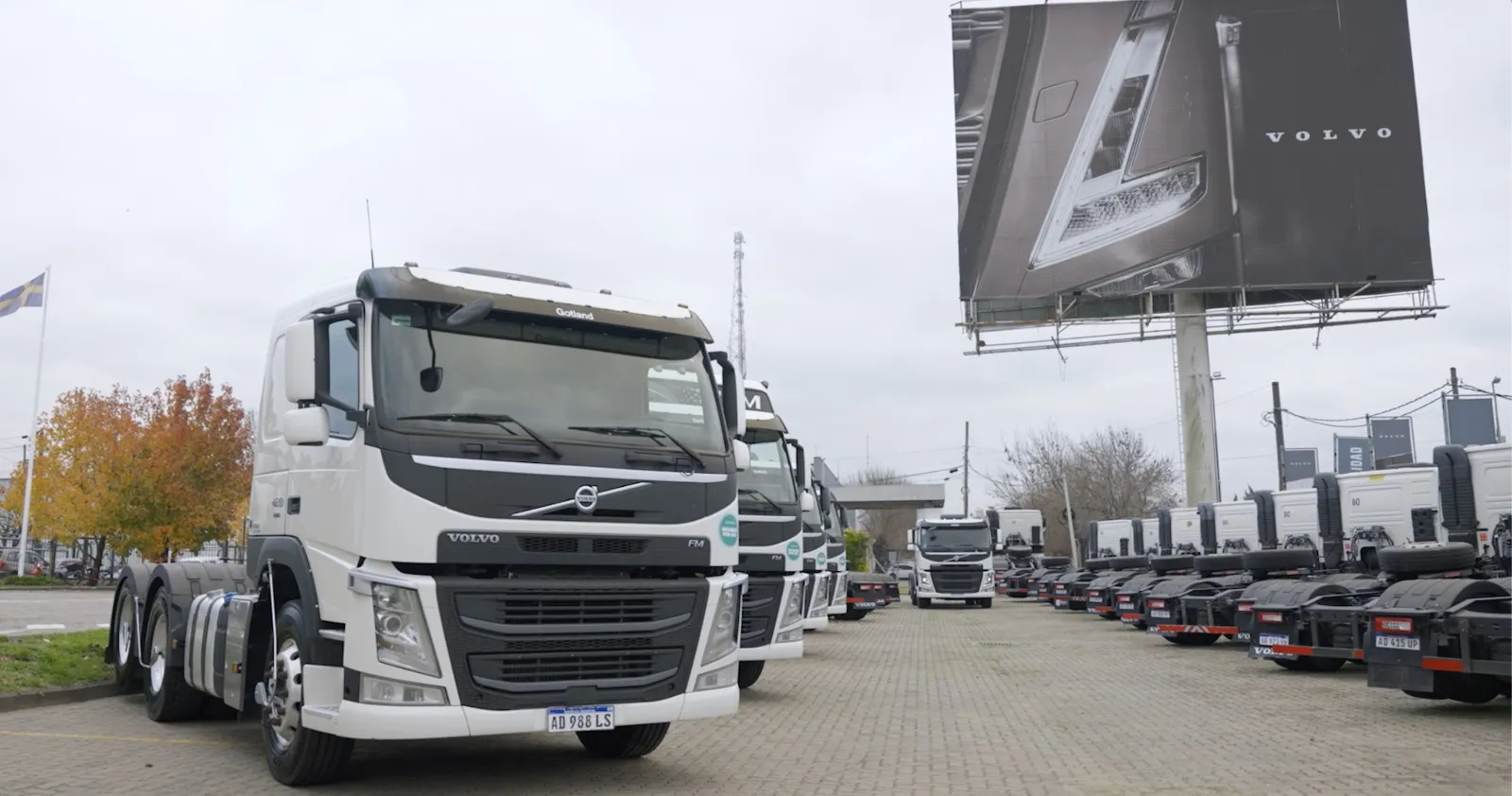 Camiones Volvo FM usados en el playón del Predio Gotland