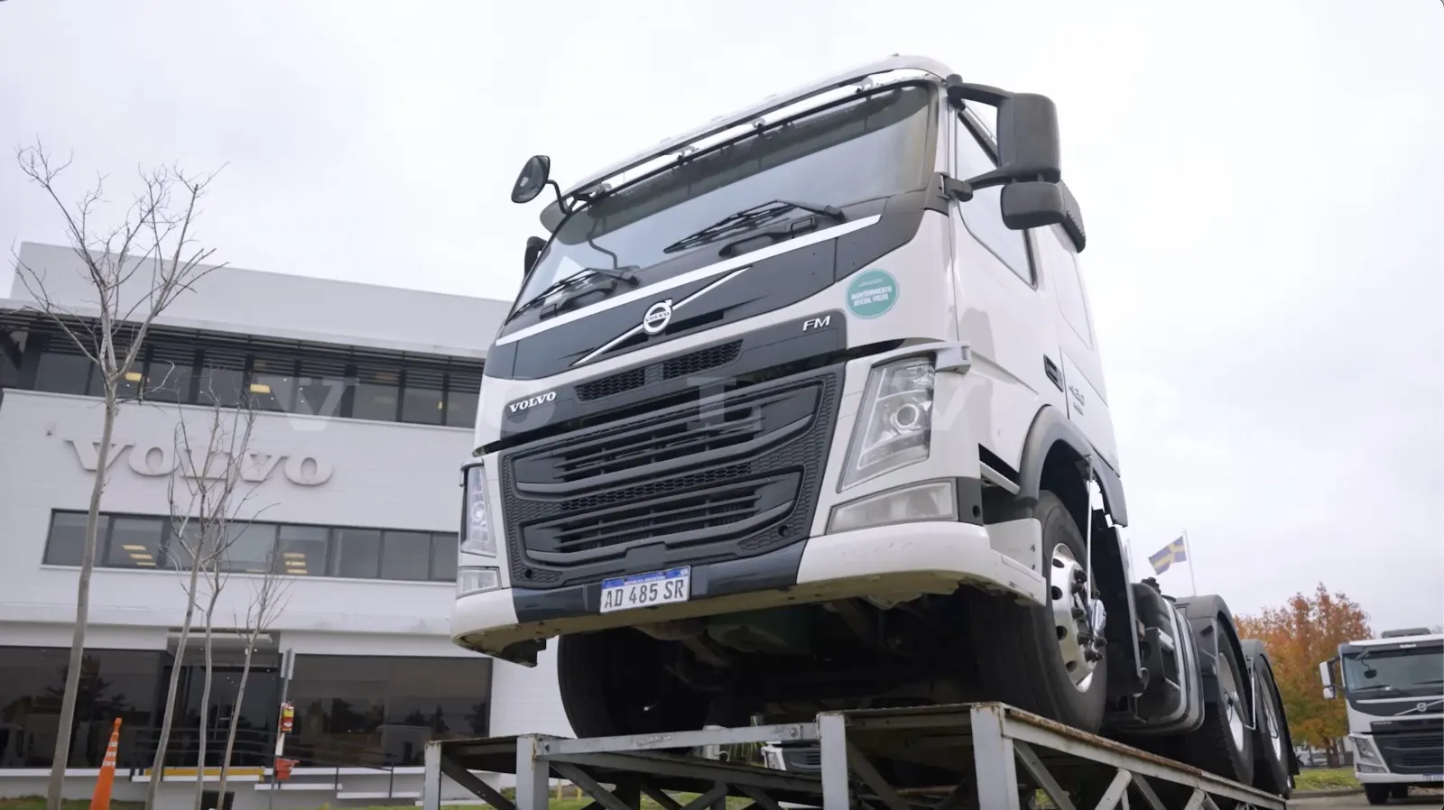 Camión Volvo FM 430 usado exhibido en el predio, con certificado de mantenimiento oficial Volvo